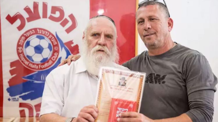 משיח בכדורגל • חלוקת תניא ומצות לשחקני 'הפועל חיפה'